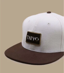 Badge Logo Snapback Beige -Mode Chapeaux Magasin badge logo snapback beige 2