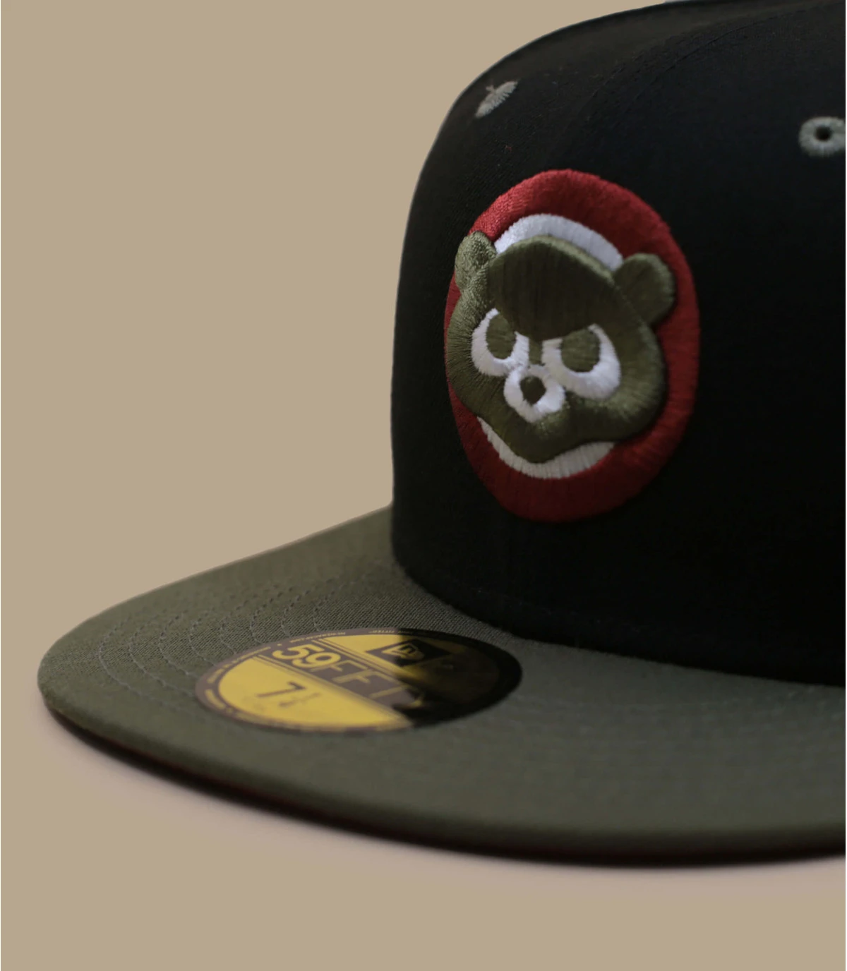 NEW ERA Side Patch 59Fifty Chicago Cubs Black New Olive 3 NEW ERA Side Patch 59Fifty Chicago Cubs Black New Olive – Image 3