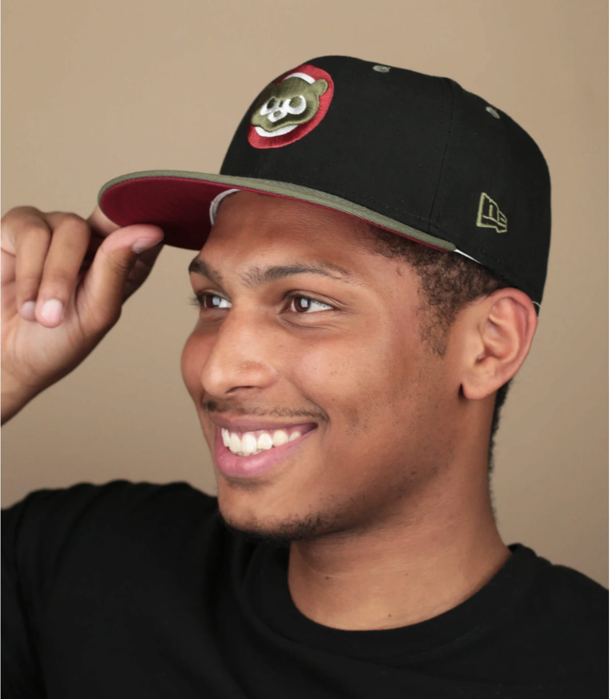 NEW ERA Side Patch 59Fifty Chicago Cubs Black New Olive 1 NEW ERA Side Patch 59Fifty Chicago Cubs Black New Olive