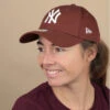 NEW ERA Wmn League Ess 9Forty NY Walnut Brown